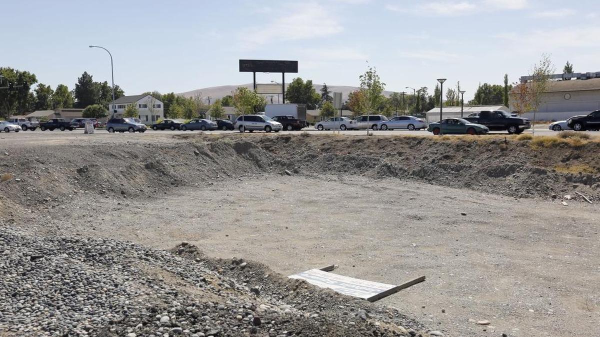 The Crown Group of Hoffman Estates, Ill., extended its purchase agreement for the Richland-owned “pit” at 650 George Washington Way after the city council agreed to allow it to build apartments instead of office space on Nov. 15.