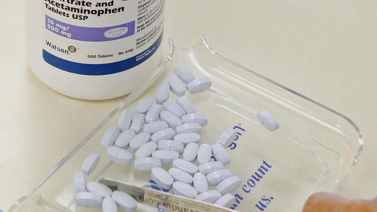 A pharmacy technician counts hydrocodone and acetaminophen tablets, also known as Vicodin. For more than a decade, members of a little-known group called the Pain Care Forum have blanketed Washington, D.C., with messages touting prescription painkillers’ vital role in the lives of millions of Americans, creating an echo chamber that has quietly derailed efforts to curb U.S. consumption of the drugs, which accounts for two-thirds of the world’s usage.