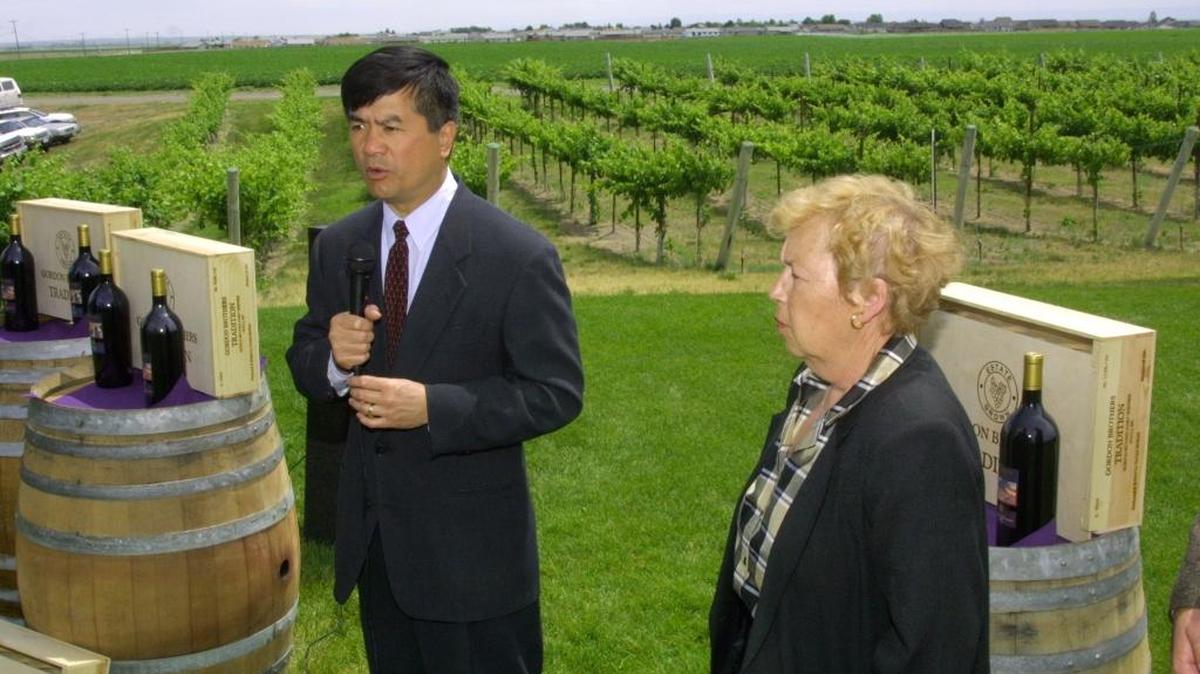 
Former Gov. Gary Locke and state agriculture director Valoria Loveland kick off the states new $2.5 million, three
year advertising campaign called From the Heart of Washington during a 2002 news conference in Pasco. Herald/Bob Brawdy
