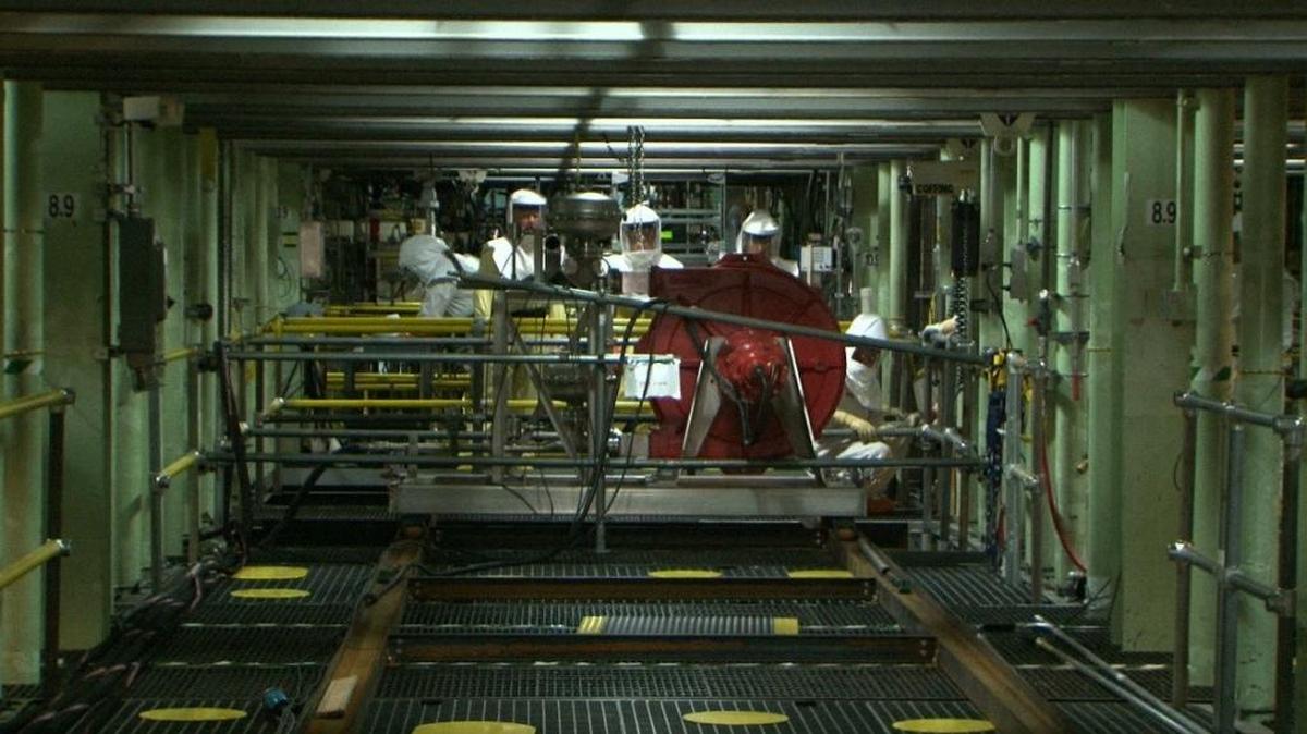 Installation of sludge removal equipment in the 100 K Reactor fuel storage basin.