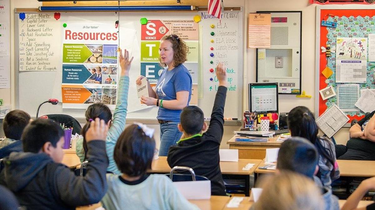 Bechtel employee Megan Phillips interacts with students at Rowena Chess Elementary as part of the Junior Achievement program.