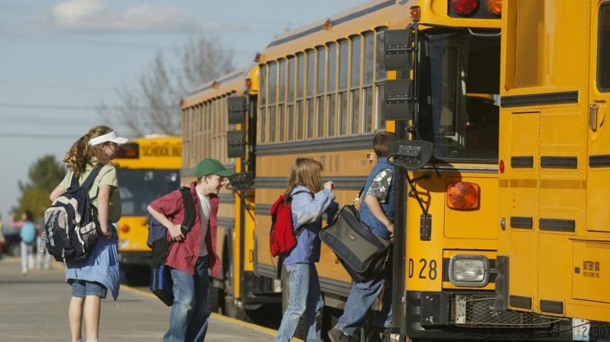 Students board buses in front of Badger Mountain Elementary School in Richland.