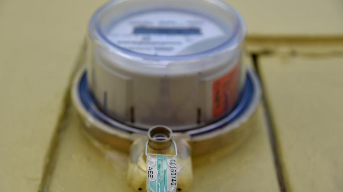Northwest lawmakers say electrical rates would go up if the BPA transmission system were sold to private investors.