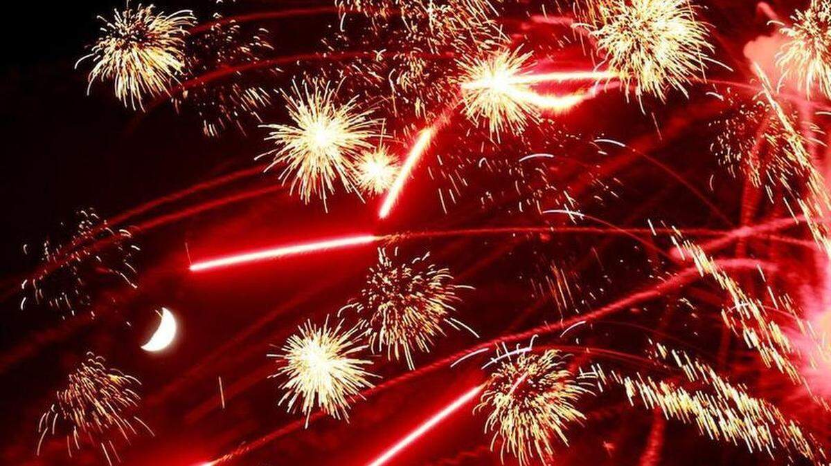 Fireworks explode as Jackson, Mich., welcomes the start of summer with a Memorial Day fireworks display at Cascade Falls Park on Saturday, May 23, 2015. (Brian J. Smith/The Jackson Citizen Patriot via AP) ALL LOCAL TELEVISION OUT; LOCAL TELEVISION INTERNET OUT