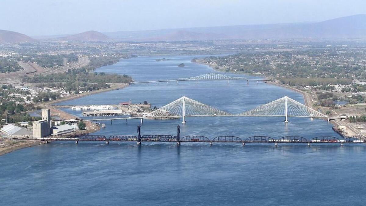 Some Tri-Citians are hoping to convince Congress and the Army Corps of Engineers to return control of the Columbia River shoreline to local governments.