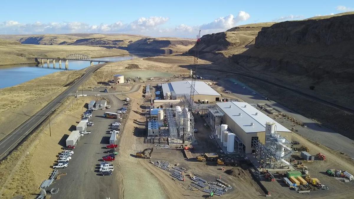 Aerial view of Columbia Pulp in Lyons Ferry near Starbuck.