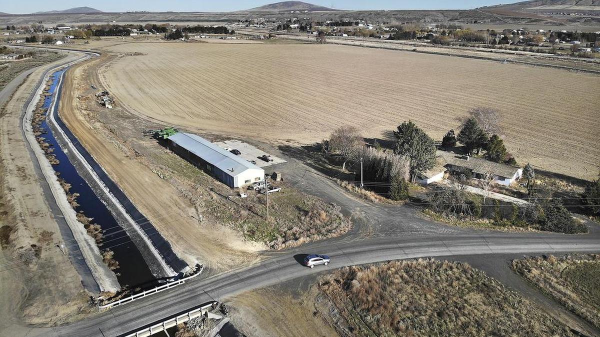 The Kennewick Irrigation District proposes building a new reservoir at the northwest corner of the Badger Road and Badger Canyon Road intersection.
