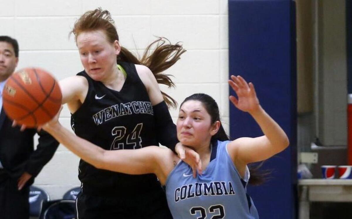 Columbia Basin College’s Marissa Caballero (32) and Wenatchee Valley College’s Shayla Johnson (24) reach for the ball during Wednesday night’s doubleheader at CBC. Caballero had 15 points as CBC won 77-67.
