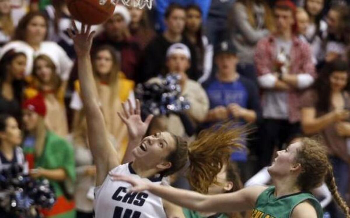 Braydey Hodgins (14), of host Chiawana High School, shoots over Richland’s Maysun Wellsandt (30) on Tuesday night. Hodgins had 42 points in the Riverhawks’ overtime win.