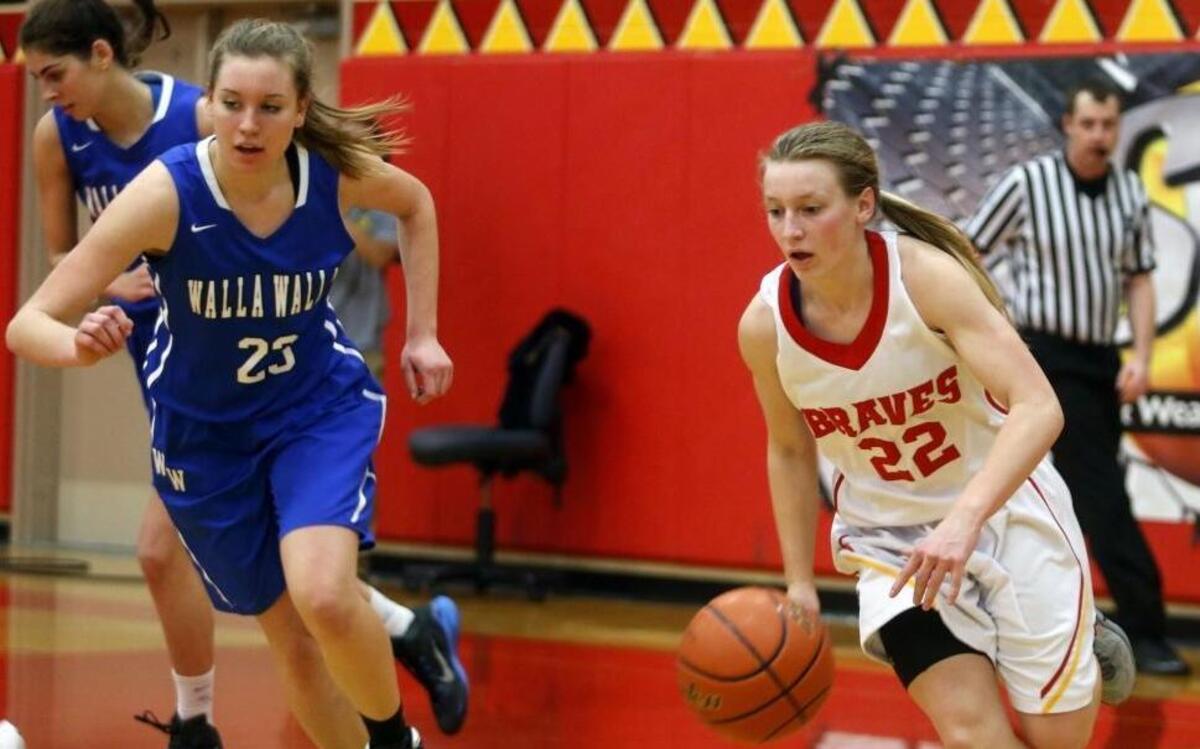 Kamiakin’s Alexa Hazel (22) heads upcourt ahead of Walla Walla’s Emma Wenzel. Both Kamiakin (3A) and Walla Walla (4A) are in the hunt this week for berths into the sub-regionals.