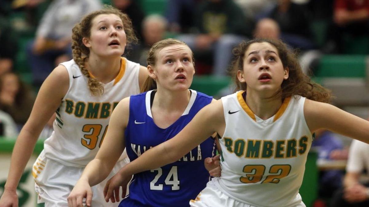 Richland’s Gia Sorn (32) and Maysun Wellsandt battle for position with Walla Walla’s Kyndal Locati (24) during an early-season game. The Bombers and Blue Devils are expected to be among the top teams in the Mid-Columbia Conference this season.