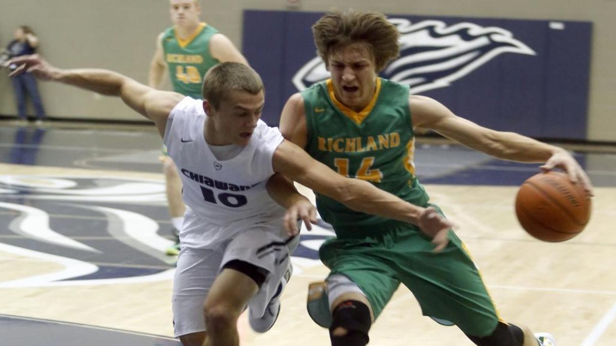 Chiawana High School’s Jared Salsbury (10) attempts to steal the ball from Richland’s Steven Beo on Dec. 22 in Pasco. Beo leads the Mid-Columbia Conference with 26.3 points per game.
