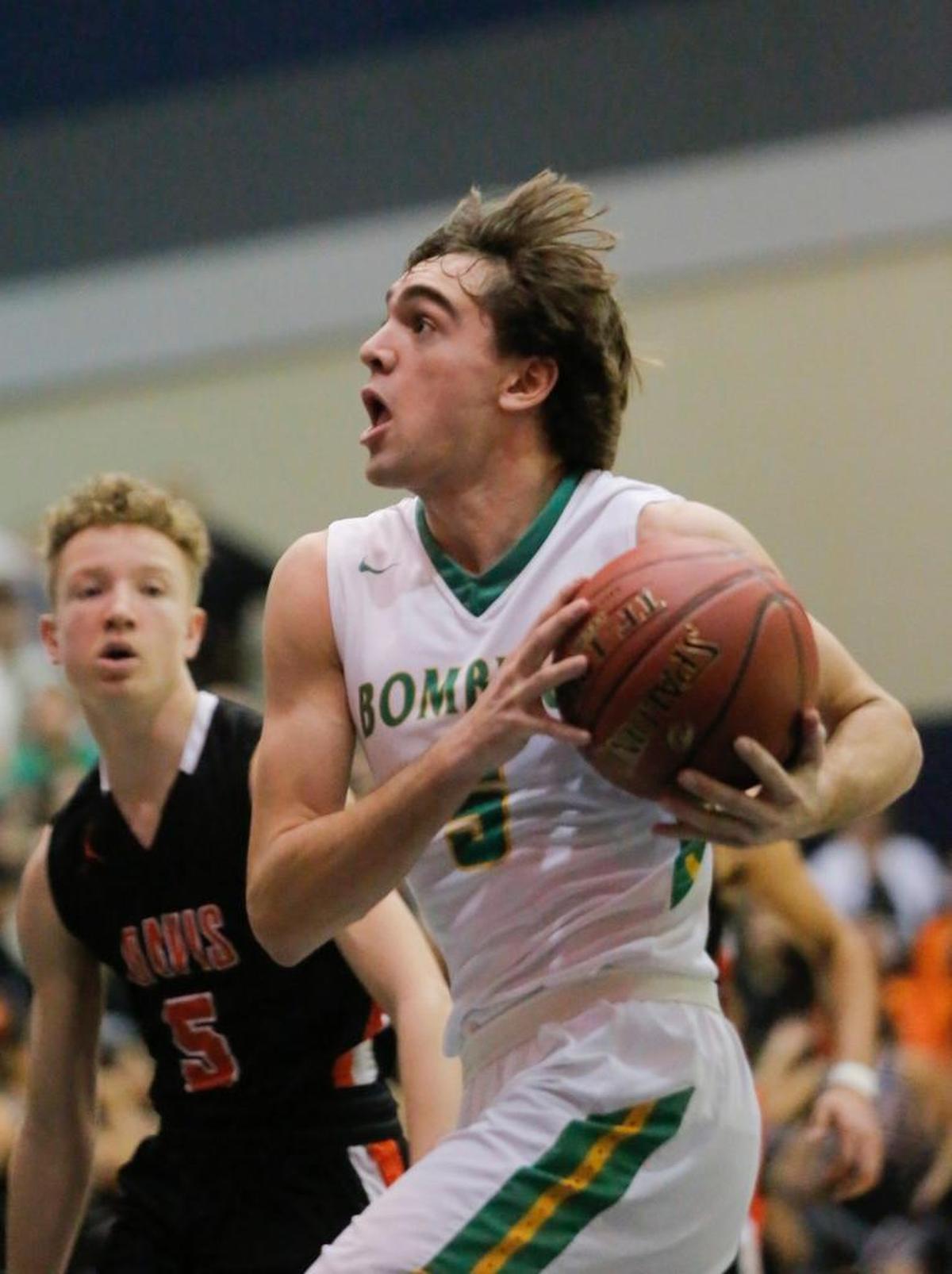 Richland’s Ryan Wagar (5) drives to the hoop during Friday’s regional win over the Davis Pirates at Chiawana High School in Pasco.