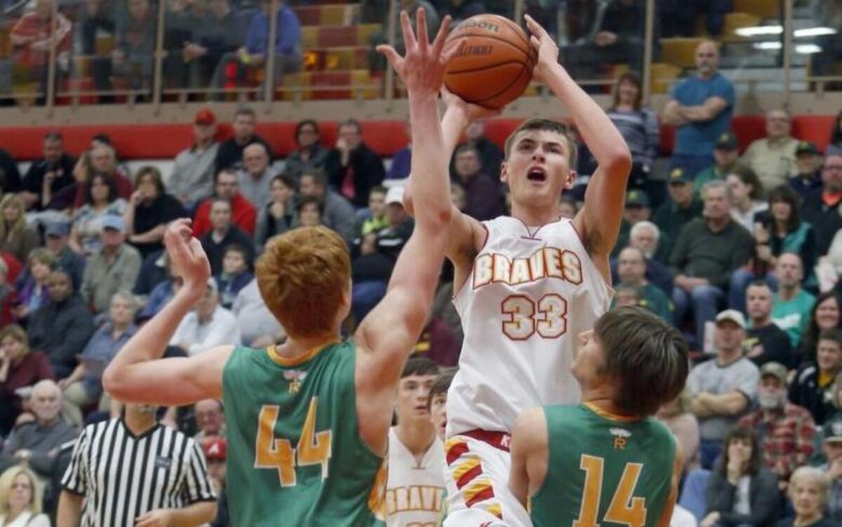 Kamiakin’s Hayden Nelson (33) attempts a shot over Richland’s Steven Beo (14) and Gabe Smith (44) during Saturday’s Mid-Columbia Conference game in Kennewick.