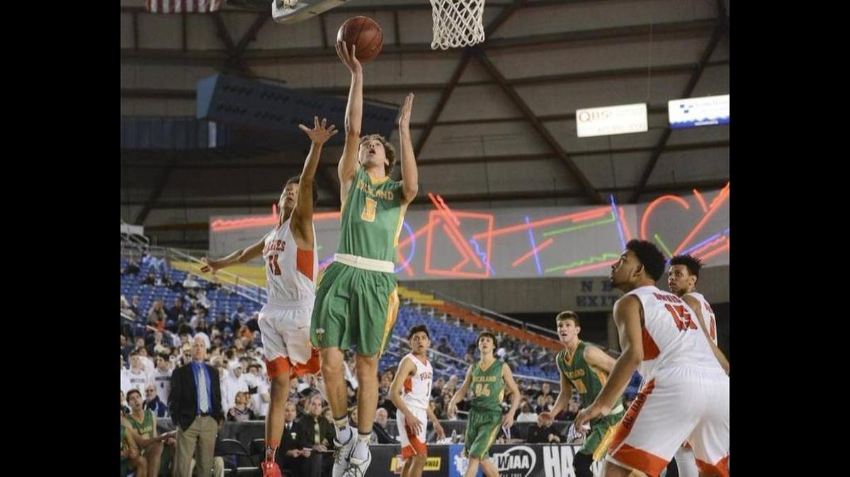Richland’s Ryan Wagar (5) attempts a layup against the Davis Pirates during the opening round of the 2017 state tournament at the Tacoma Dome, a game which the Bombers won 63-51. The teams will meet in the regional round at 6 p.m. Friday at Chiawana High School.