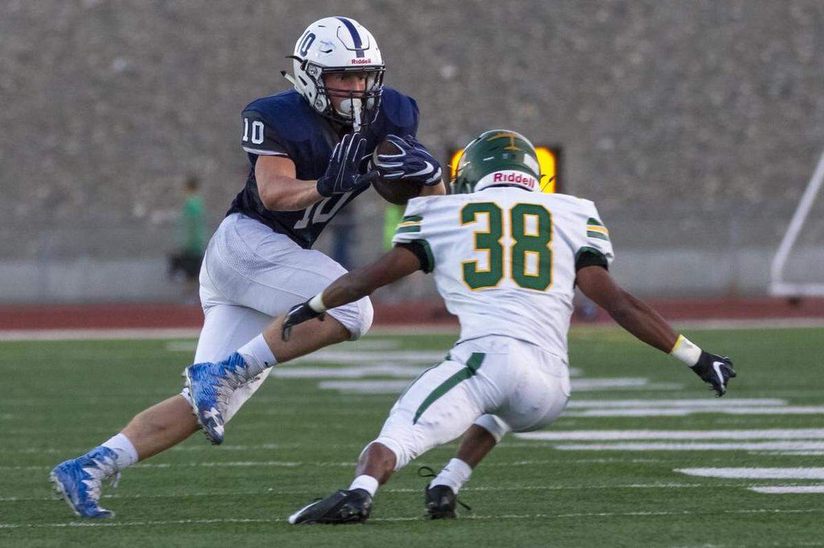 Chiawana running back Gabe Schilz (10) tries to find a way to slip past Richland defender Dhuanye Guice.