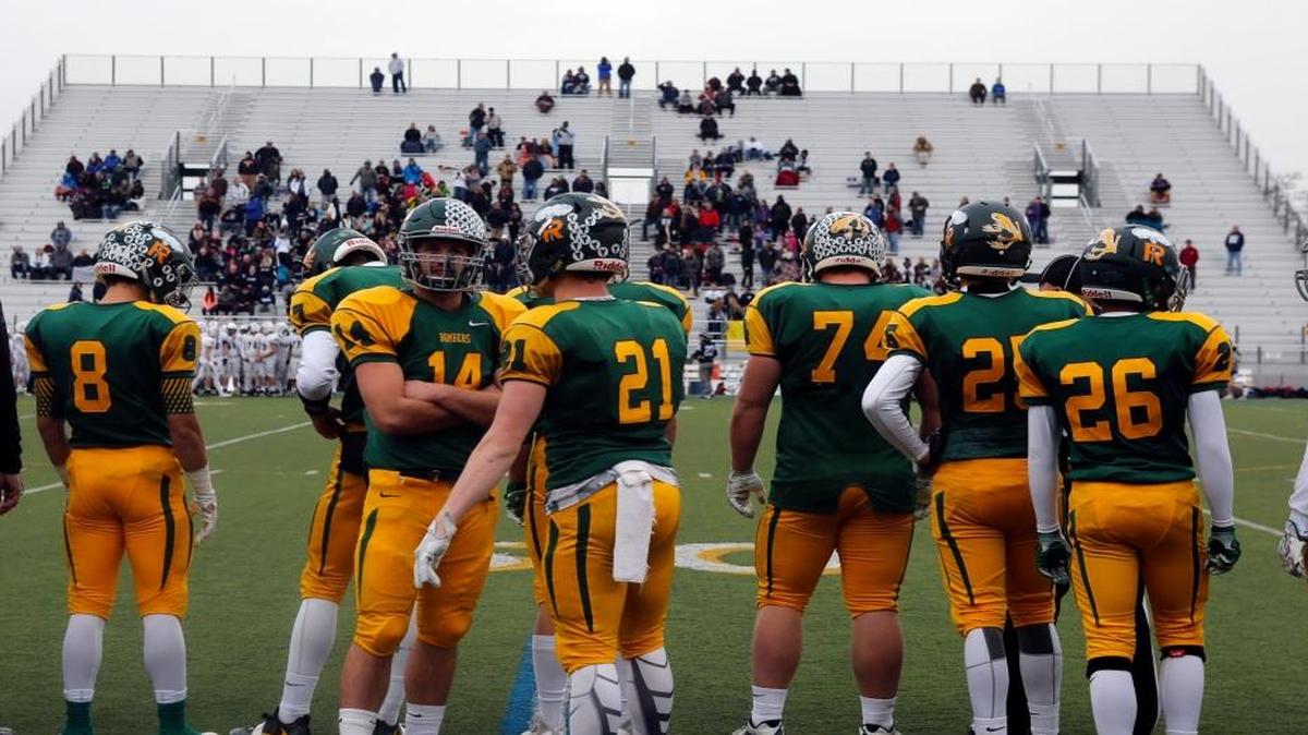 Richland, standing on the sideline before playing Skyview in a 2016 state playoff game, went on the road to beat Bellevue 24-17 on Friday night in the 2017 season opener.