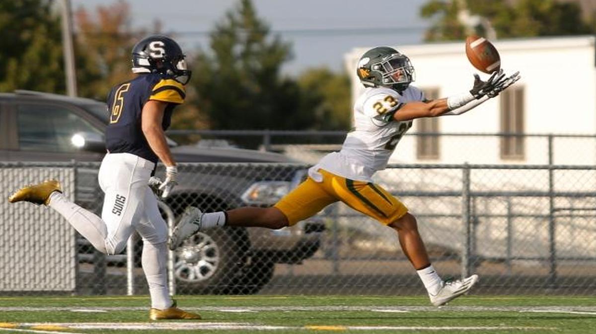 Richland receiver Josh Mendoza (right) can’t quite get his hands on a pass from Cade Jensen in the first quarter of a game against Southridge on Friday. The Bombers won 63-14.