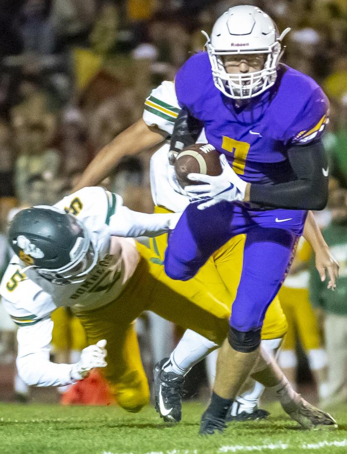 Richland’s Ben Fewel (5) attempts to stop Hanford’s Blake VanderTop (7) during Friday’s game.