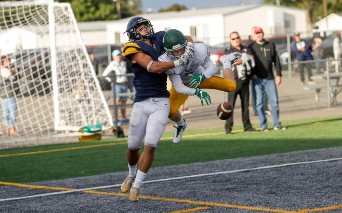 Southridge’s Eric Stayrook, breaking up a pass intended for Richland’s Adam Weissenfels (7) last week, caught a touchdown pass in the Suns’ 18-14, comeback win over Walla Walla on Friday at Borleske Stadium.