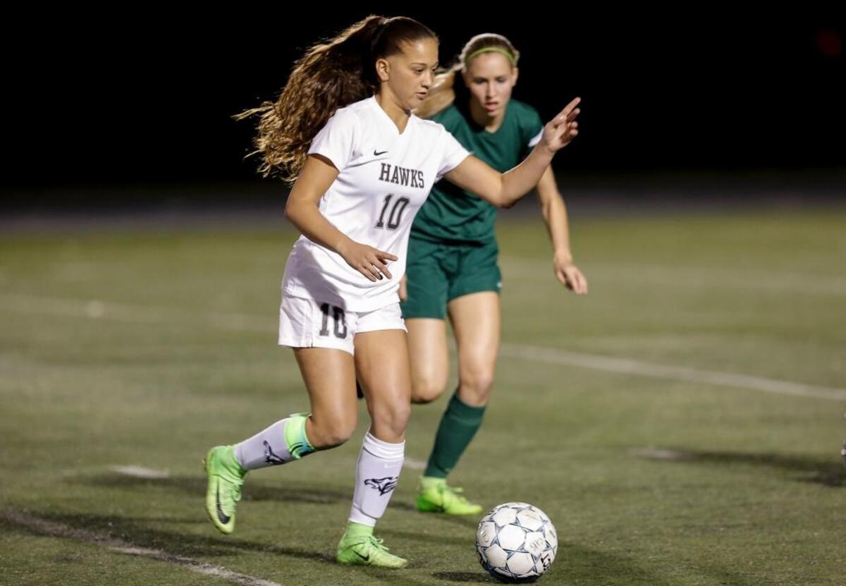 Chiawana's Summer Yates (10) gets ready to pass the ball during a 2017 MCC soccer game against Richland at Chiawana High School in Pasco.
