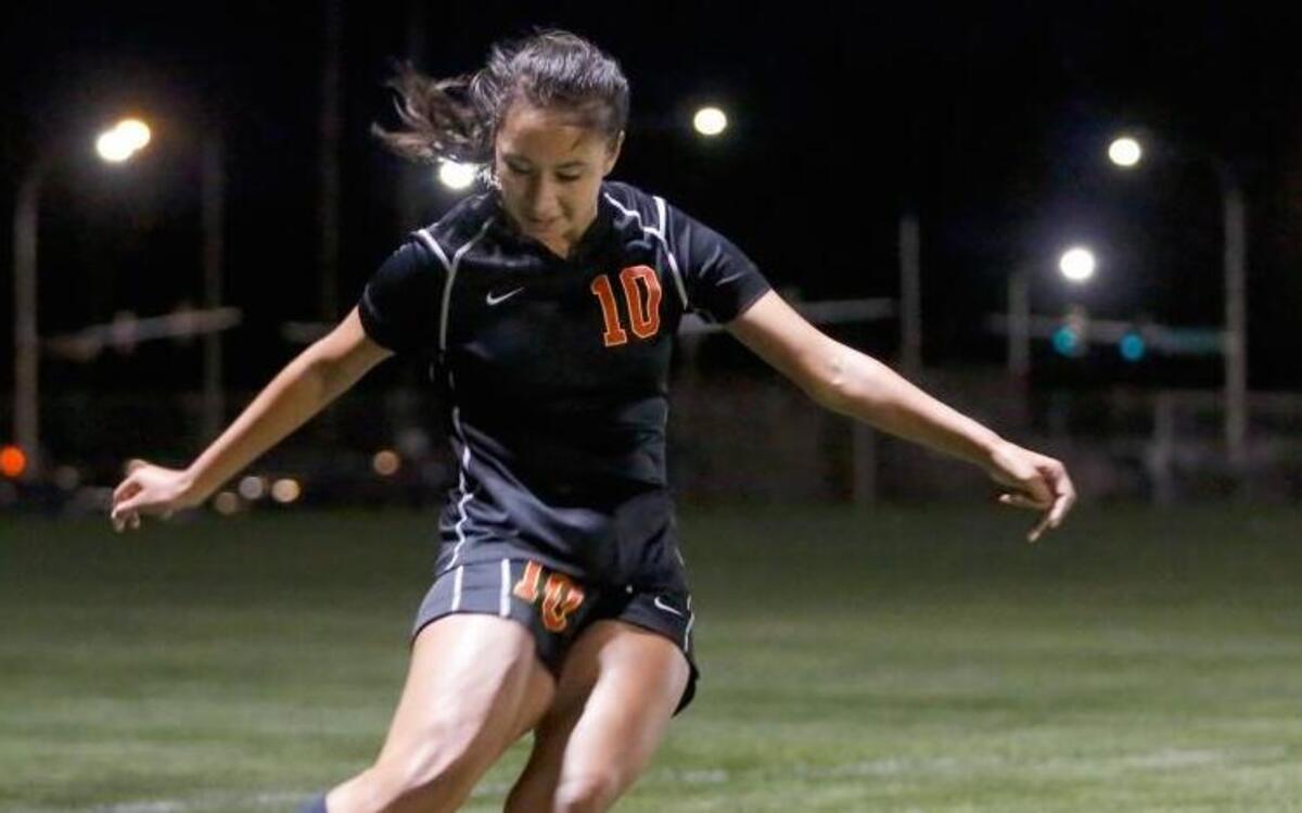 Kamiakin’s Aaliyah Valladares (10) takes a corner kick during a Mid-Columbia Conference match Tuesday against Richland at Bomber Field. The Braves won 6-1.