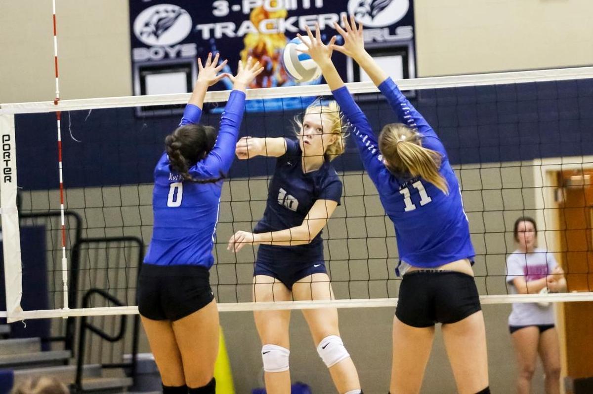 Chiawana’s Kylie Thorne (10) drives the ball between two Walla Walla players at Chiawana High in Pasco in 2017.