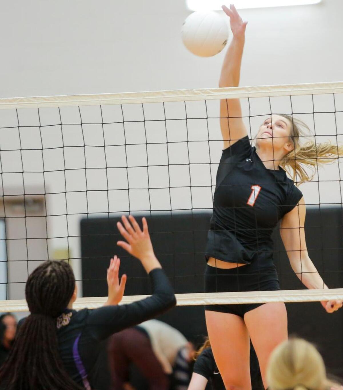 Roger’s Shaelli Morrison, left, prepares for a spike by Kennewick’s Shyann Pratt during Thurday’s 3A regional loser-out match at Kennewick High School.