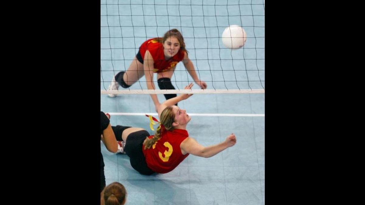 Kamiakin’s Emily Otto (13) and Mickelle Skoda dive to try to save a ball against Emerald Ridge at the 2003 4A state volleyball tournament in Everett. Otto was named the volleyball coach at Southridge High School on Thursday.