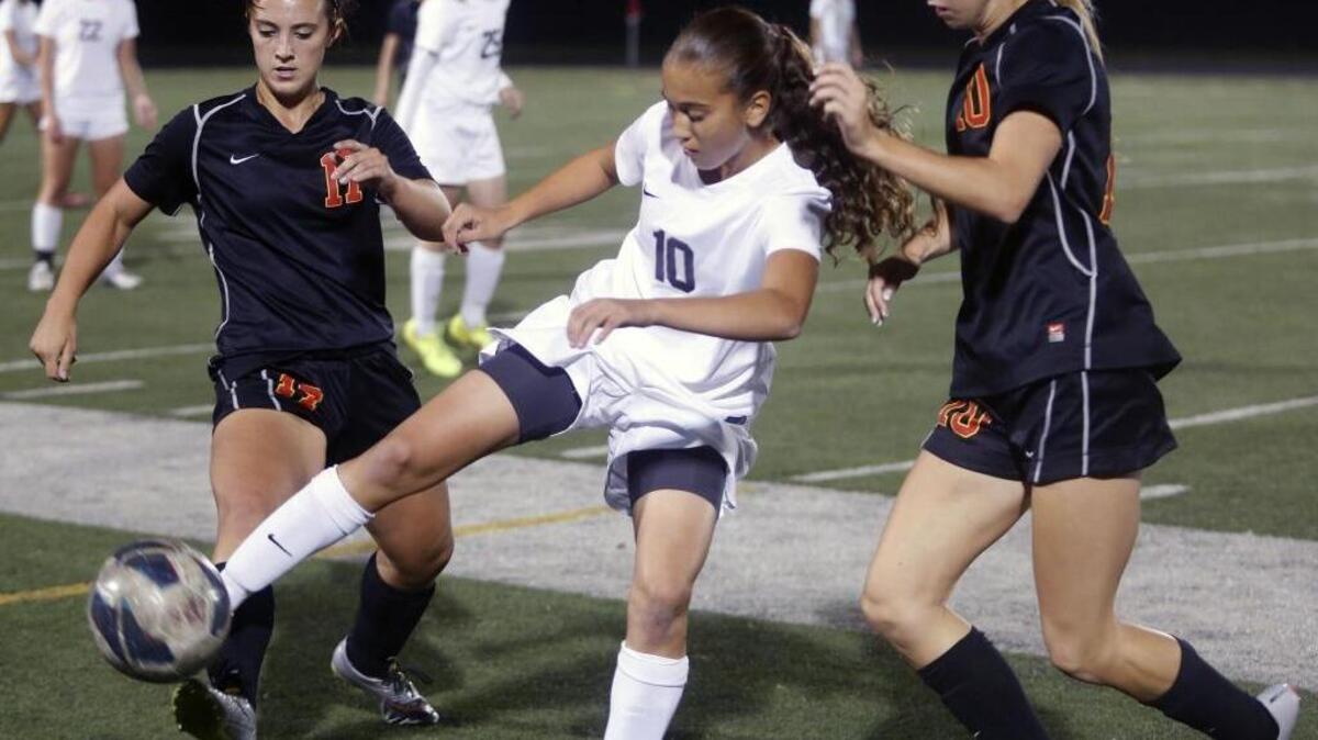 
Chiawana High School’s Summer Yates, center, tries to keep the ball away from Kamiakin’s Heather Donais, right, and Parker Lee on Tuesday night in Pasco.

