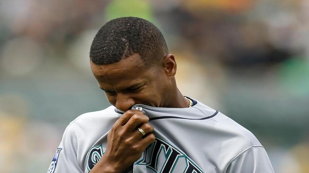 Mariners pitcher Ariel Miranda heads to the dugout after being removed in the fourth inning of Saturday’s game at Oakland. Miranda gave up a pair of first-inning home runs as Seattle fell to 1-9 on the road.