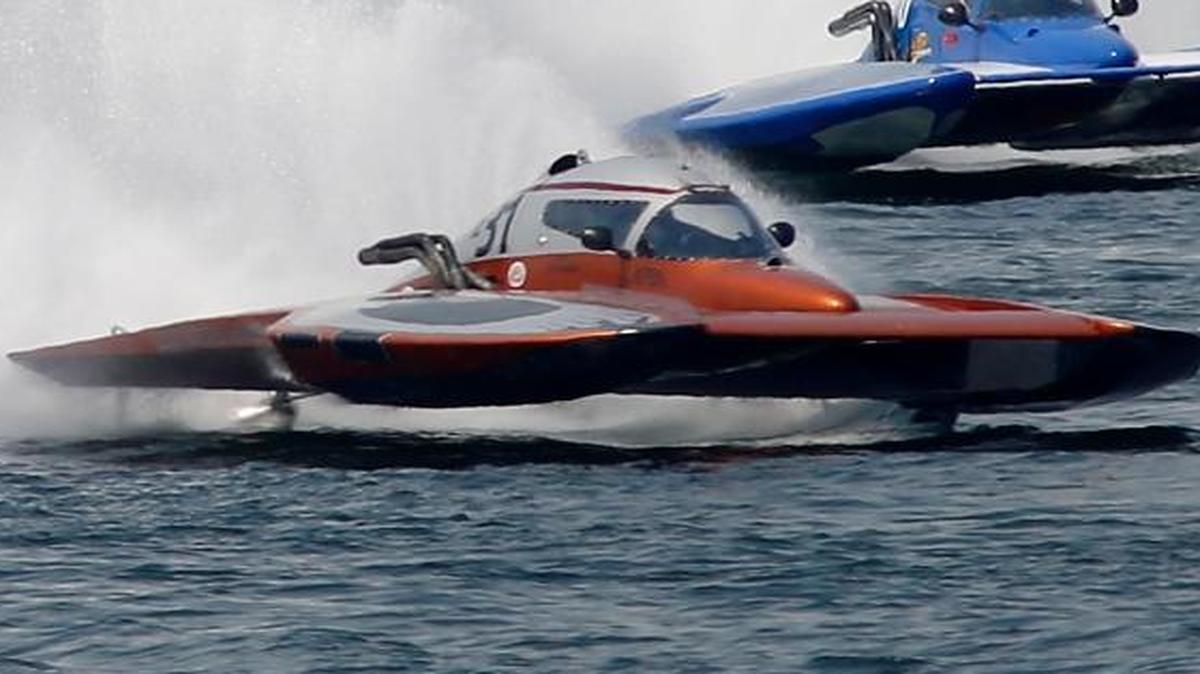 Jim Mauldin in the E-31 races to victory in front of Kurt Myers in the E-26 in Sunday’s 5-Liter hydroplane championship race in the Tri-Cities.