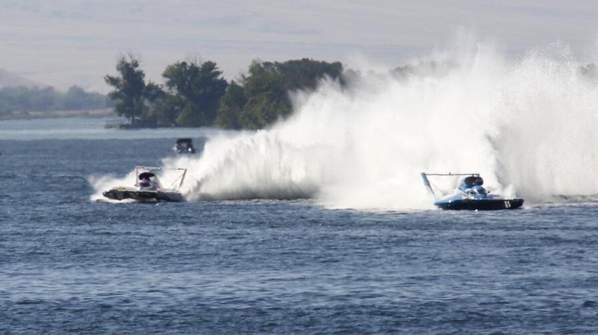 Jimmy Shane, right, drives the U-1 HomeStreet Bank unlimited hydroplane to victory in heat 2B in front of Andrew Tate in the U-9 Les Schwab Tires.