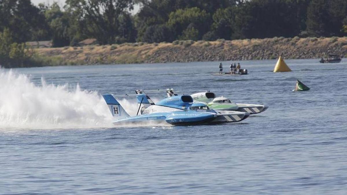 Jimmy Shane, racing the U-1 Miss HomeStreet Hull against Brian Perkins’ U-21 Darrell Strong Presents Payne West Insurance during a Saturday heat of the 2017 HAPO Columbia Cup, won the Albert Lee Appliance Cup on Sunday at Seafair in Seattle after Andrew Tate in the U-9 Les Schwab Tires boat was hit with a 1 minute penalty for dislodging a buoy during the milling period.