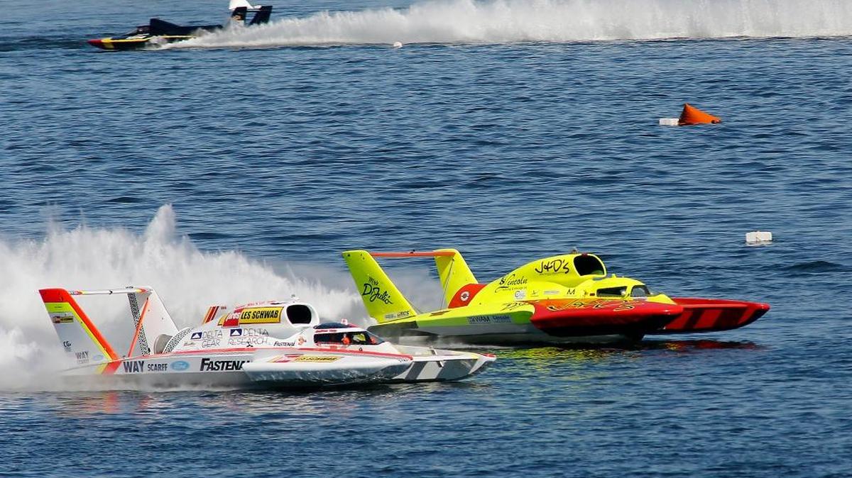 Andrew Tate, left, passes Tom Thompson en route to a victory in Sunday’s Heat 3A race at the Columbia Cup. H1 Unlimited official are thrilled with the level of competition among the drivers, even as the series is navigating some rough waters.