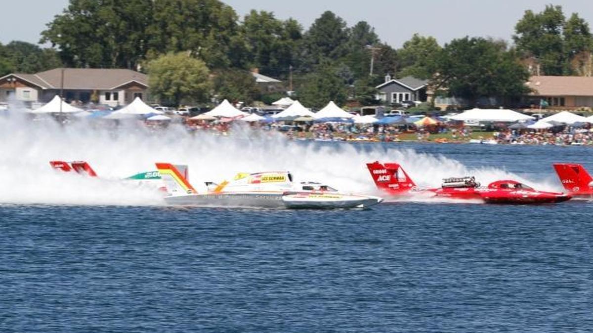 Andrew Tate (left-center), in the U-9 Gale-Rew Construction presents Les Schwab Tire boat, races against the U-5 Graham Trucking of J. Michael Kelly (right), the U-3 Grigg’s Ace Hardware of Jimmy King (right-center) and U-16 Oh Boy! Oberto of Jean Theoret in Heat 1A of the 2016 HAPO Columbia Cup.
