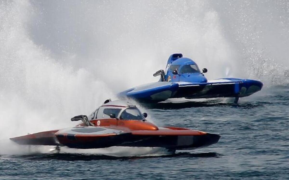 Jim Mauldin in the E-31 races to victory in front of Kurt Myers in the E-26 in Sunday’s 5-Liter hydroplane championship race in the Tri-Cities.