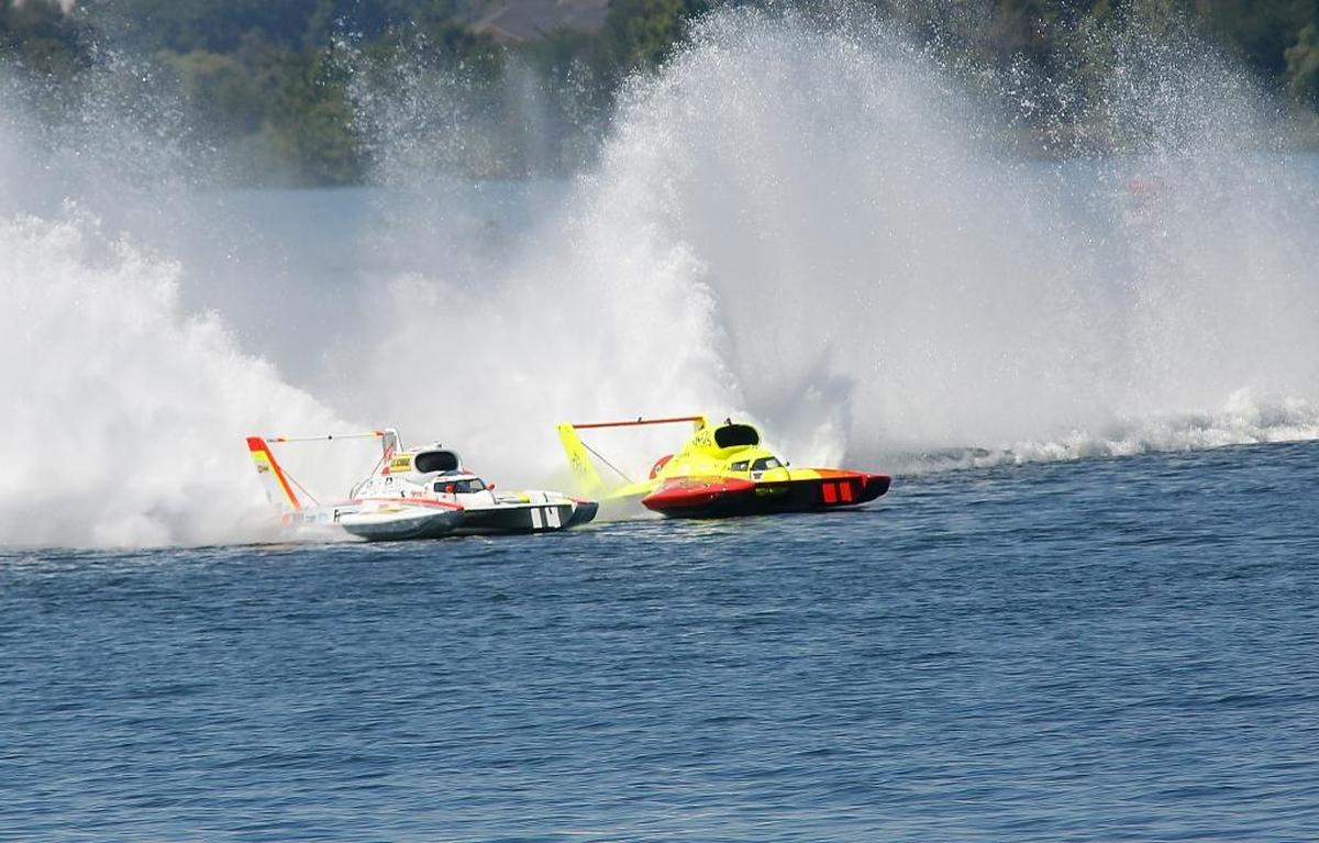 Andrew Tate, left, takes the lead in the U-9 Les Schwab Tires unlimited hydroplane from Tom Thompson in U-11 J&D Hydraulics & Repair during Heat 1B Saturday at the Columbia Cup.