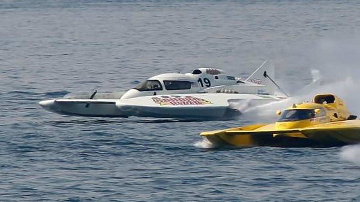 David Warren in the GP-19 Sahara Pizza trails the field in Sunday’s Plumbers and Steamfitters UA Local 598 & Signatory Contractors Grand Prix Hydroplane Thunder Cup final, but he was declared the winner because of infractions by other competitors.